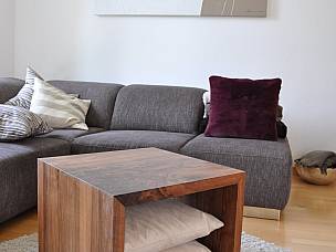 Möbel in Nussbaum- Massivholz, natur geölt