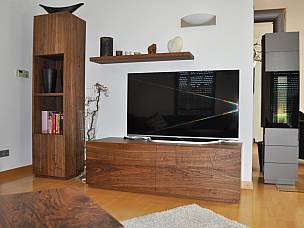 Möbel in Nussbaum- Massivholz, natur geölt