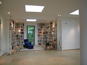 Bücherwand in Weißlack